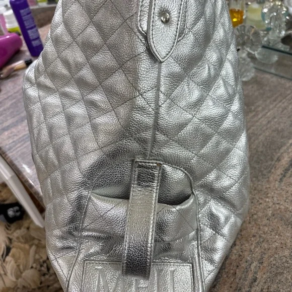 Brighton “My Flat in London” Queen Bee Leather Silver Quilted Tote I ❤️OFFERS!